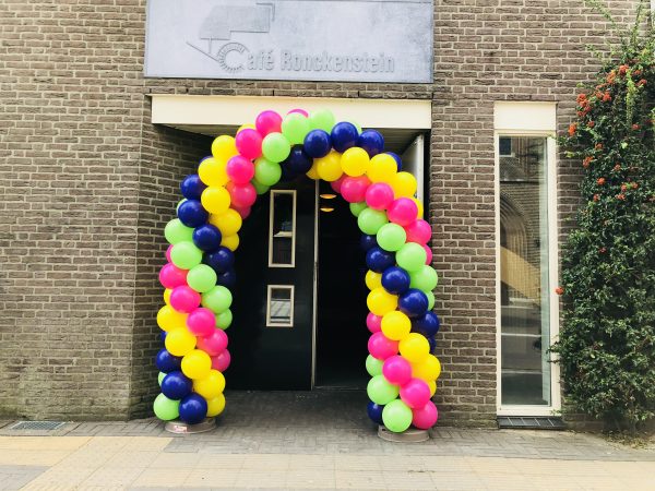 Ballonnenboog in diversen kleuren.